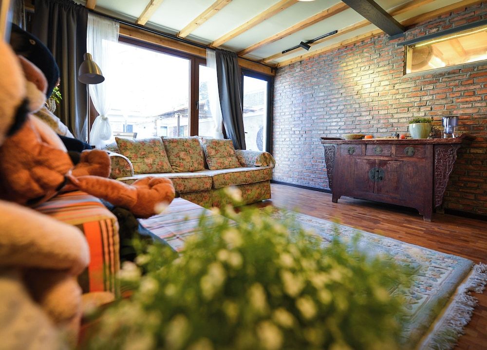 East Inn Family Room 5