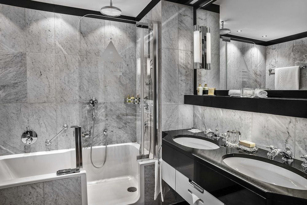 Badrutt's Palace Hotel Deluxe Double Room, Lake View 5