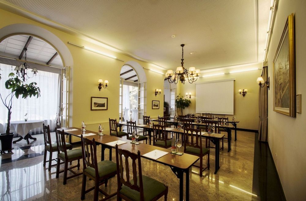 undefined International au Lac Historic Lakeside Hotel 7