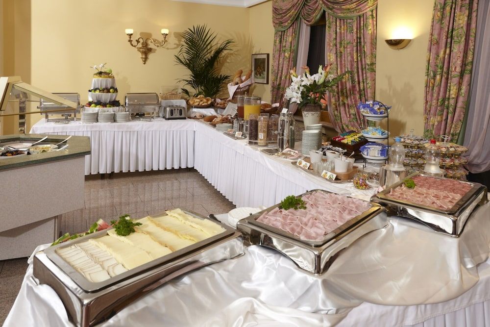undefined International au Lac Historic Lakeside Hotel 5