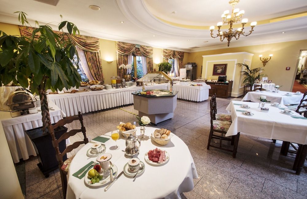 undefined International au Lac Historic Lakeside Hotel 4