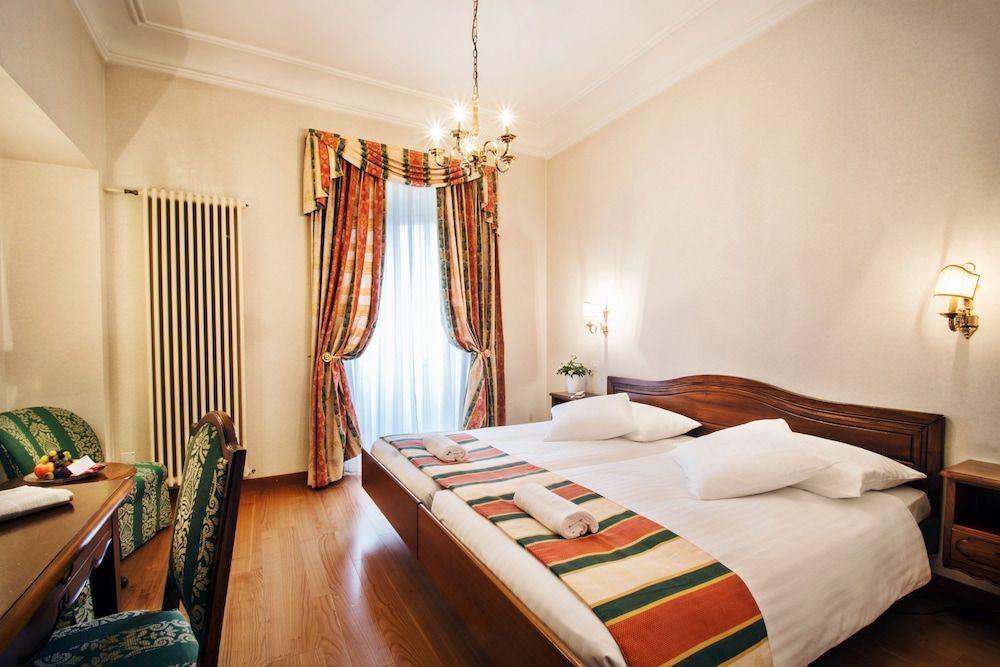 International au Lac Historic Lakeside Hotel Classic Double Room, City View 2