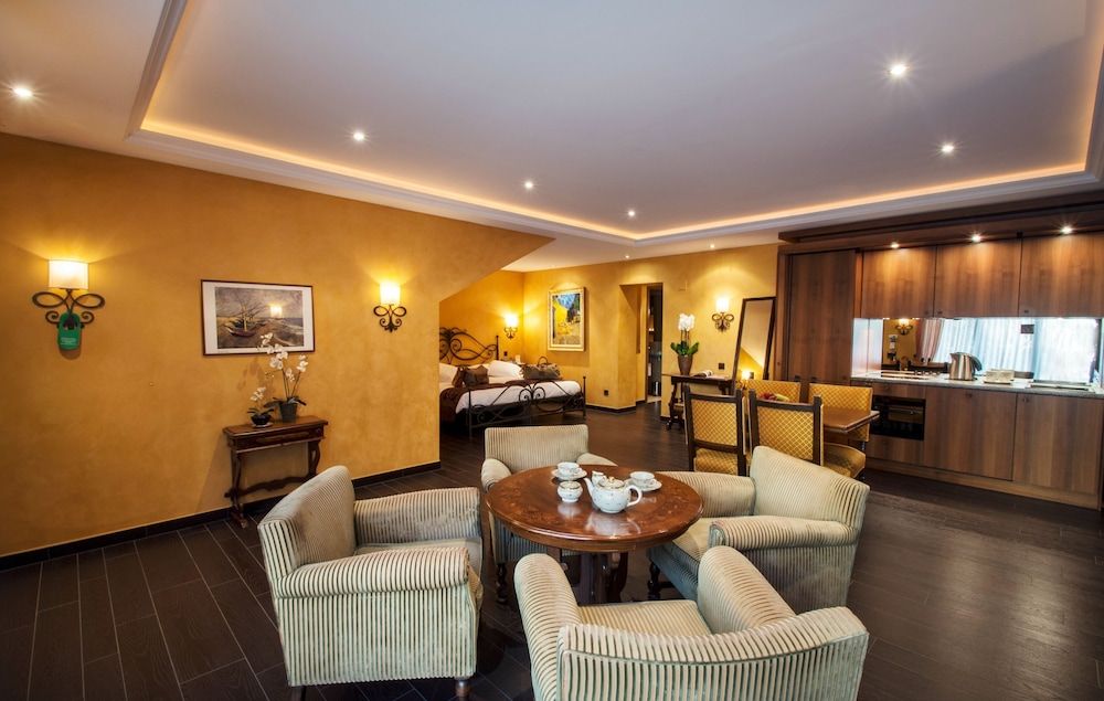 undefined International au Lac Historic Lakeside Hotel 8