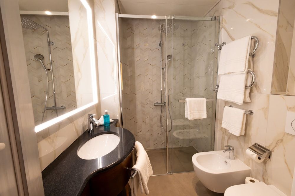 International au Lac Historic Lakeside Hotel Classic Double Room 2