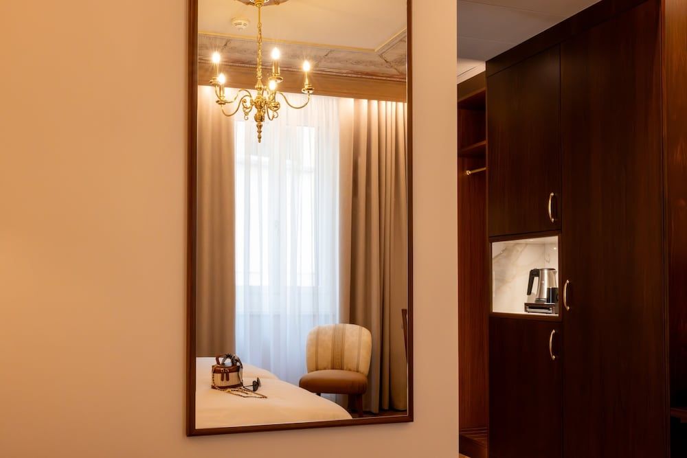 International au Lac Historic Lakeside Hotel Classic Double Room 4