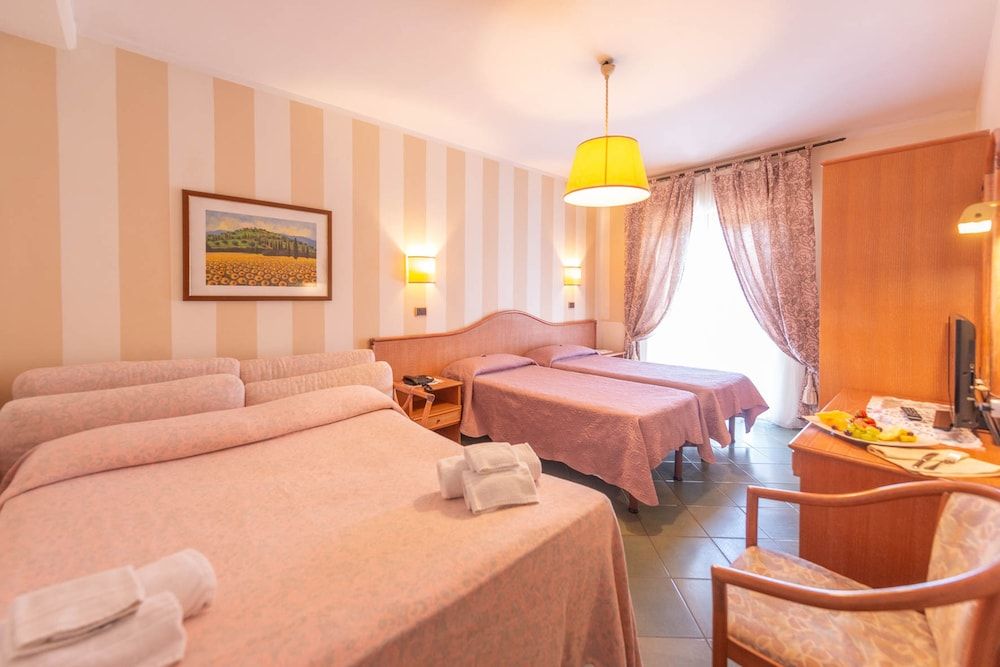 Hotel Kyrton Classic Quadruple Room, Balcony