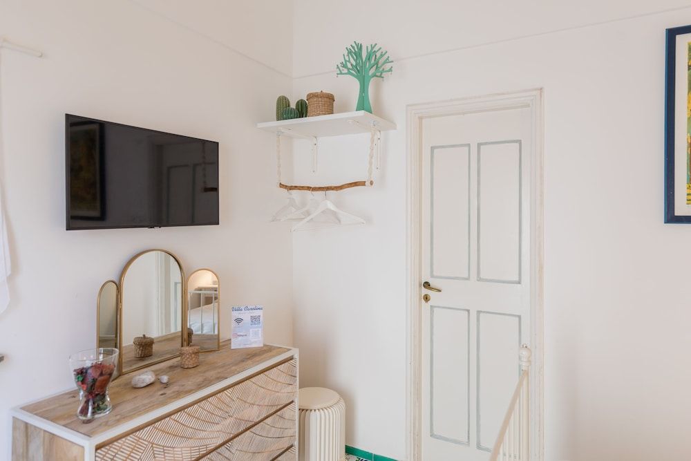 Suite Villa  Carolina Classic Room, 1 Queen Bed 4