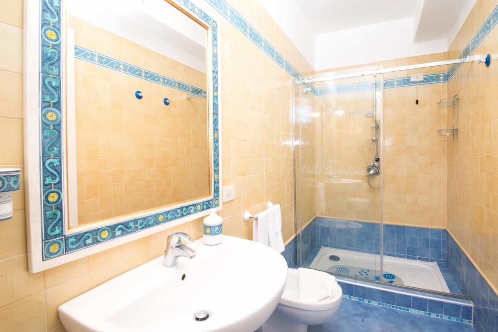 Suite Villa  Carolina Classic Room, 1 Queen Bed 3