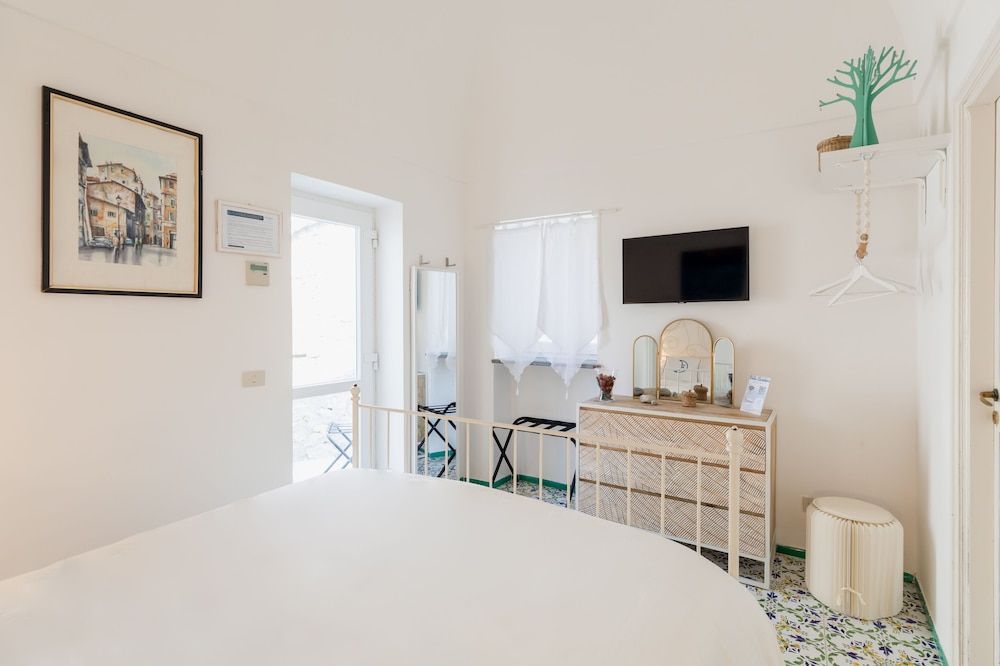 Suite Villa  Carolina Classic Room, 1 Queen Bed 5