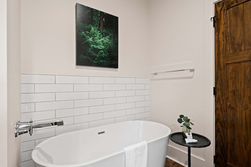 The Blowing Rock Manor Deluxe w/ Patio 3