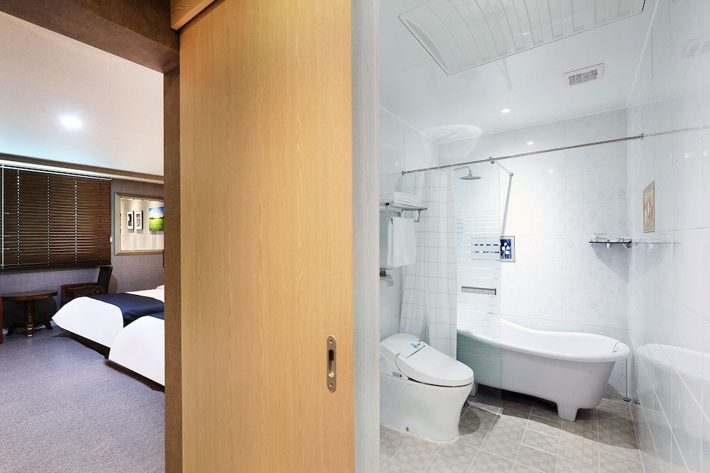 Buan Tourist Hotel Premium Twin Room (Breakfast not provided on Monday) 6