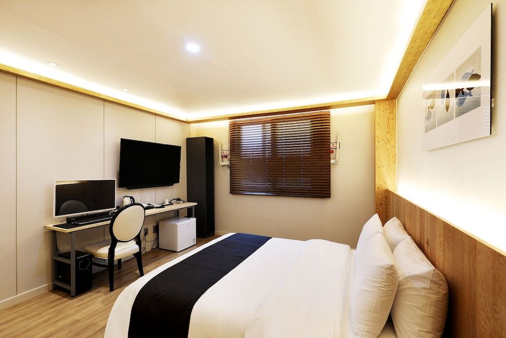 Buan Tourist Hotel Standard Double Room (Breakfast not provided on Monday) 3