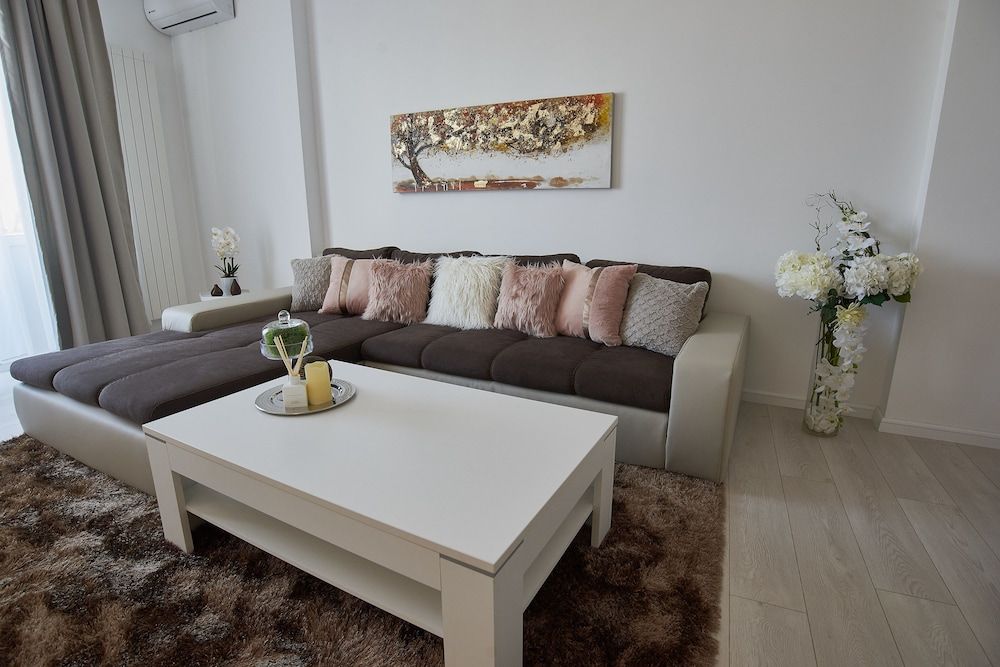 Metropole Apartments Old Town Deluxe Apartment, City View 8