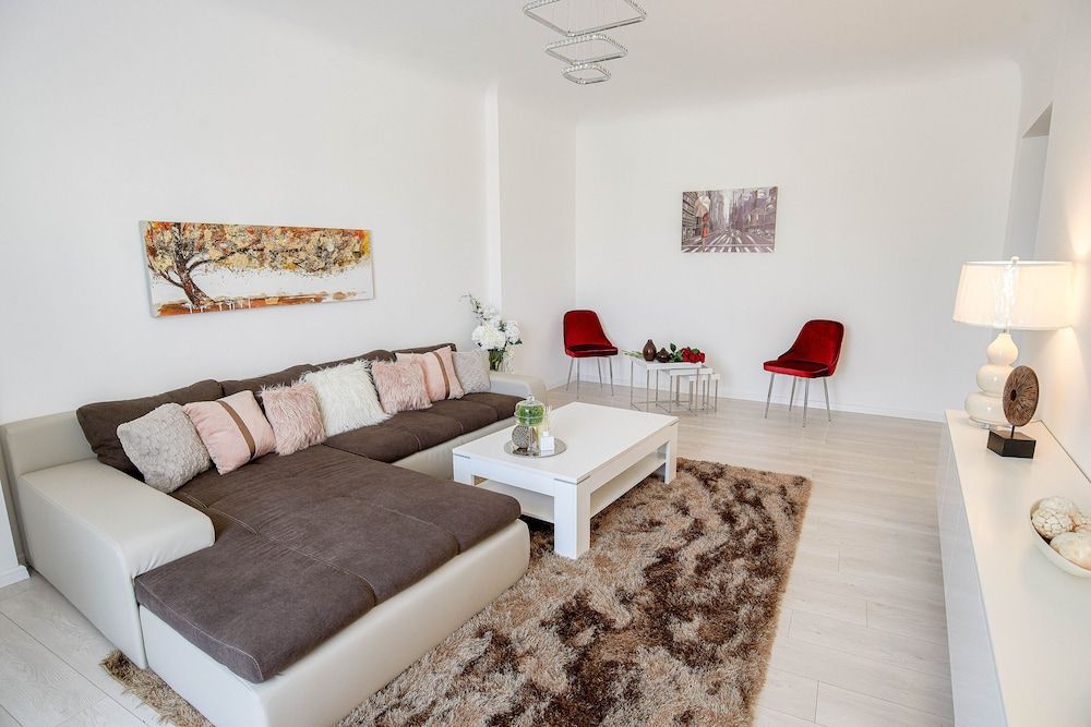 Metropole Apartments Old Town Deluxe Apartment, City View 9