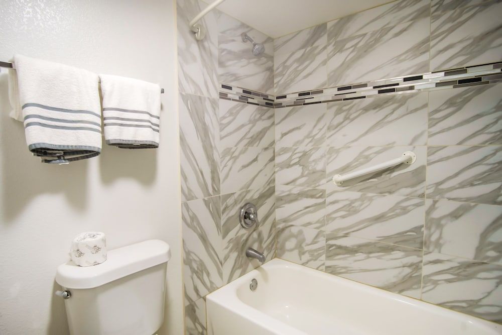 OYO Hotel Hutchinson KS West 4th Ave Room, 2 Double Beds, Smoking 5