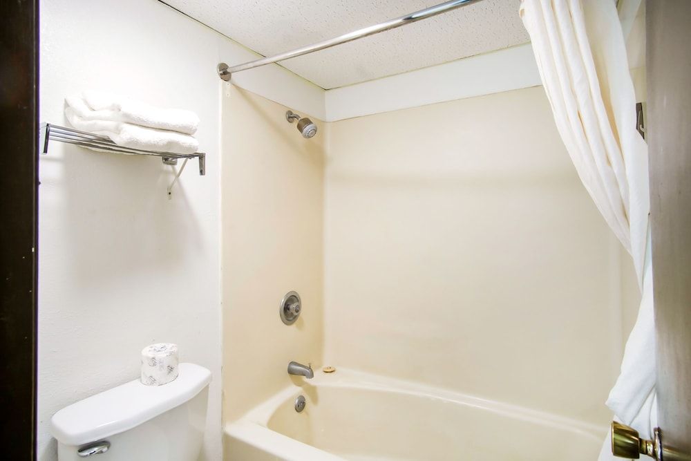 OYO Hotel Hutchinson KS West 4th Ave 2 Queen Bed with Pull Out 5