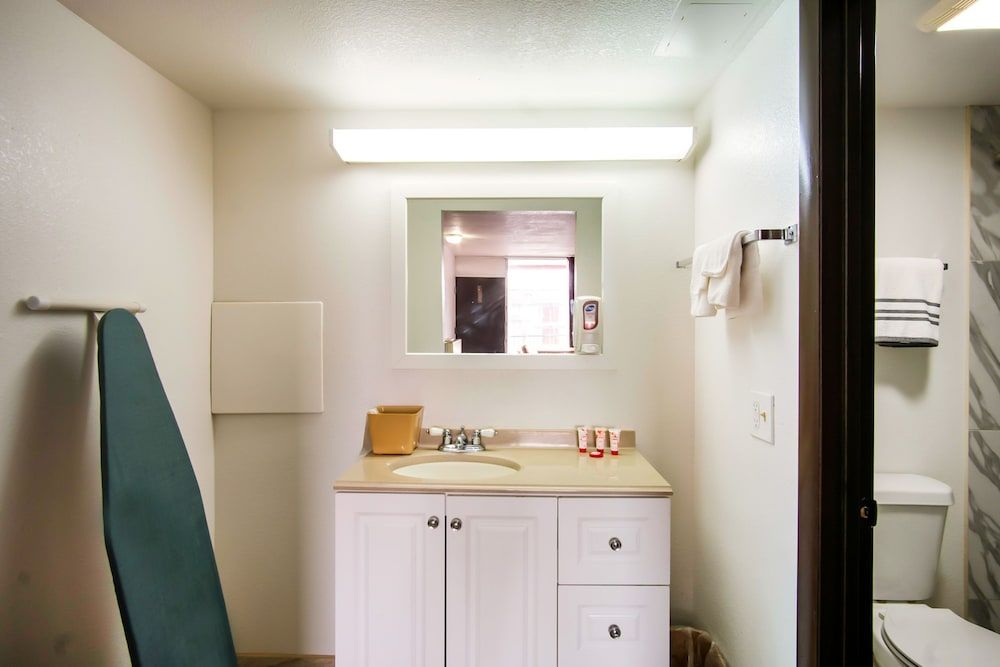 OYO Hotel Hutchinson KS West 4th Ave Room, 2 Double Beds, Smoking 4