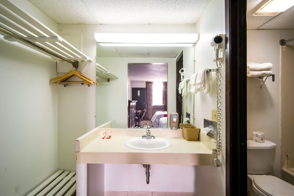 OYO Hotel Hutchinson KS West 4th Ave 2 Queen Bed with Pull Out 4