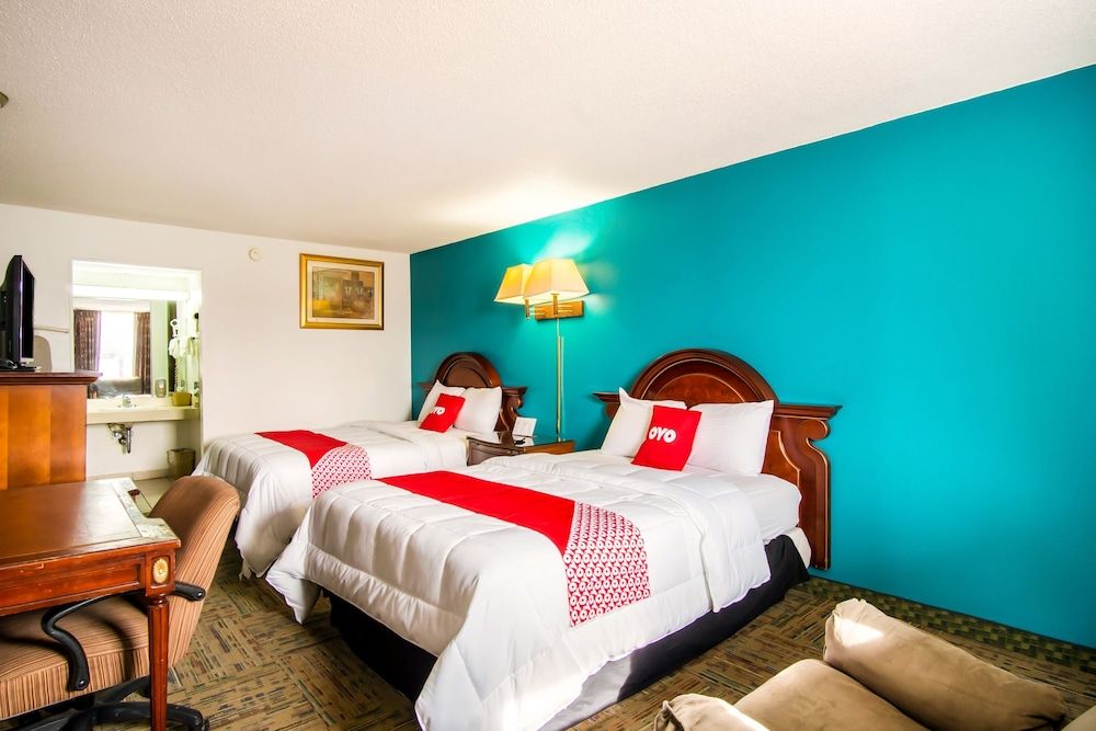 OYO Hotel Hutchinson KS West 4th Ave 2 Queen Bed with Pull Out