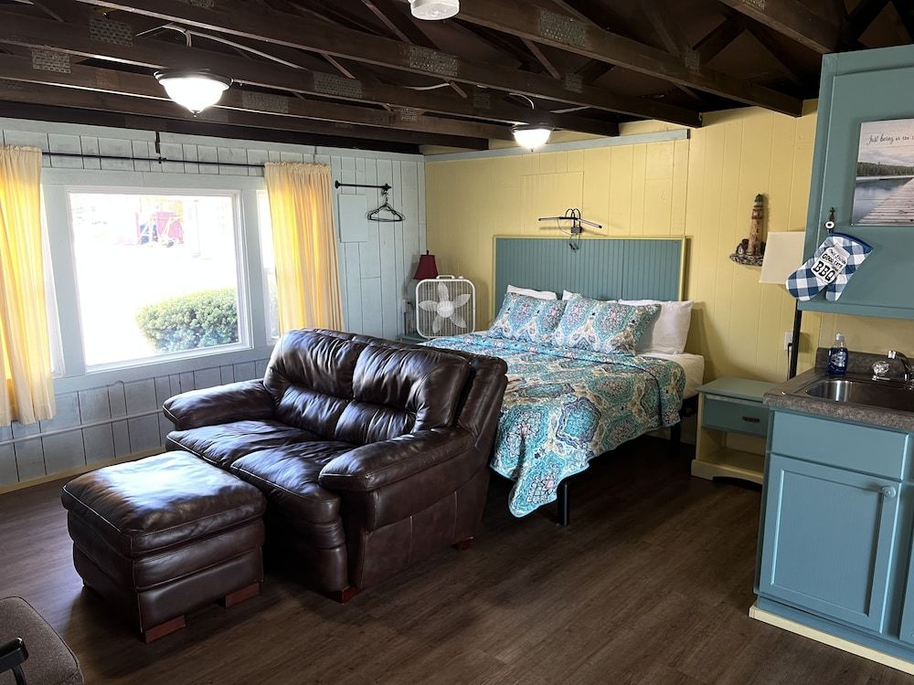 Paradise Beach Resort Superior Studio, 1 King Bed, Non Smoking, Lake View 4