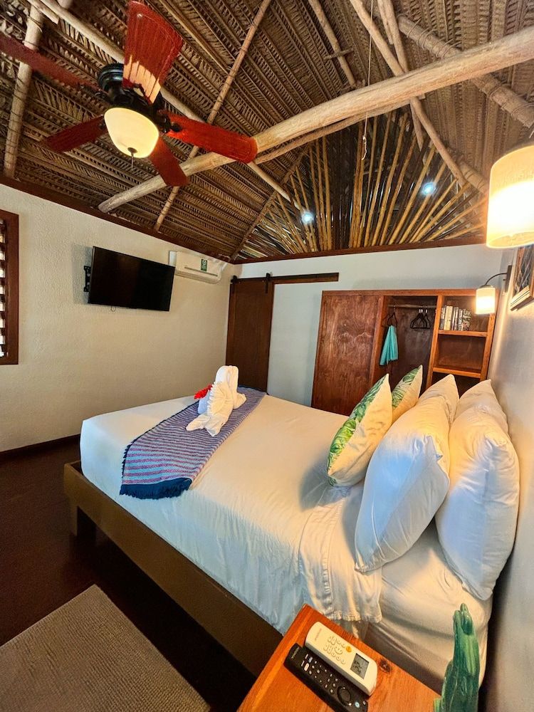 Azure Del Mar Basic Cabin, 1 Queen Bed 3