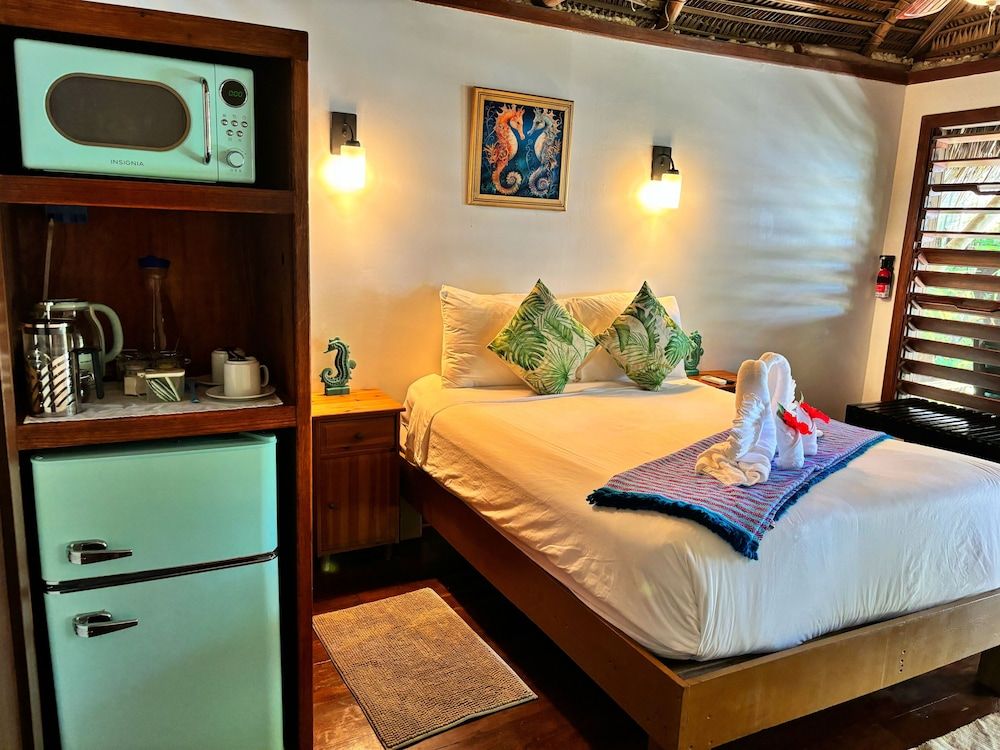 Azure Del Mar Basic Cabin, 1 Queen Bed 4