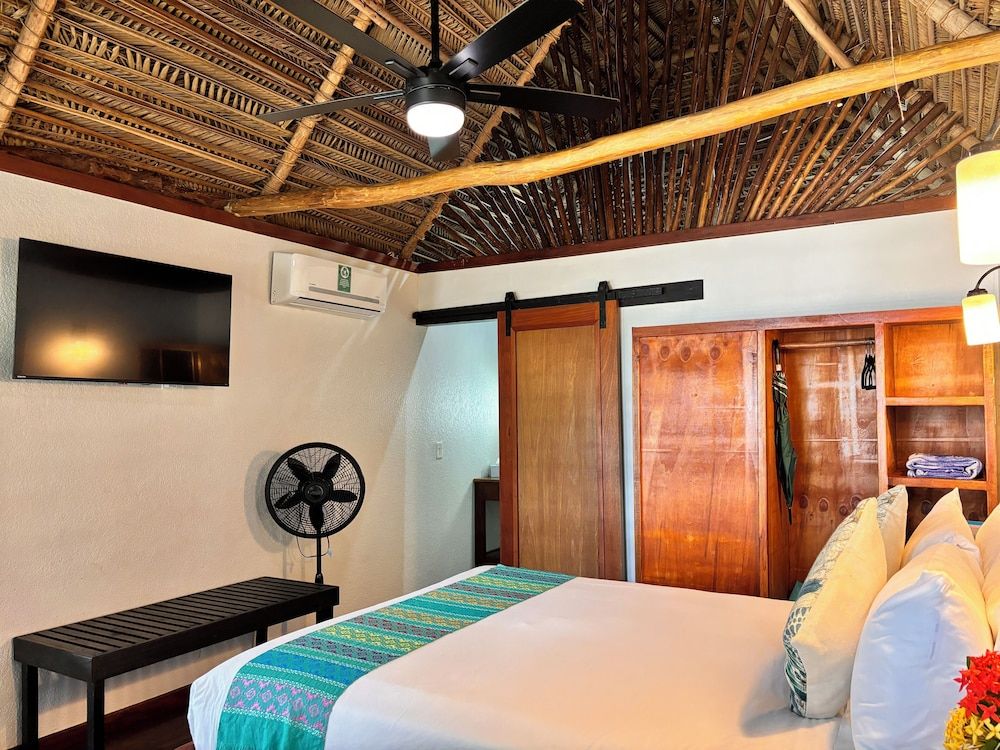 Azure Del Mar Deluxe Room, Beach View 4