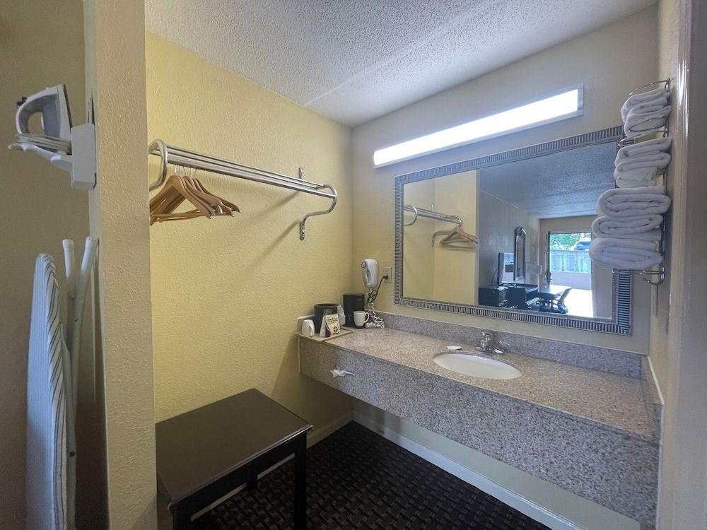 Royal Inn Room, 2 Queen Beds, Smoking, Refrigerator & Microwave 4