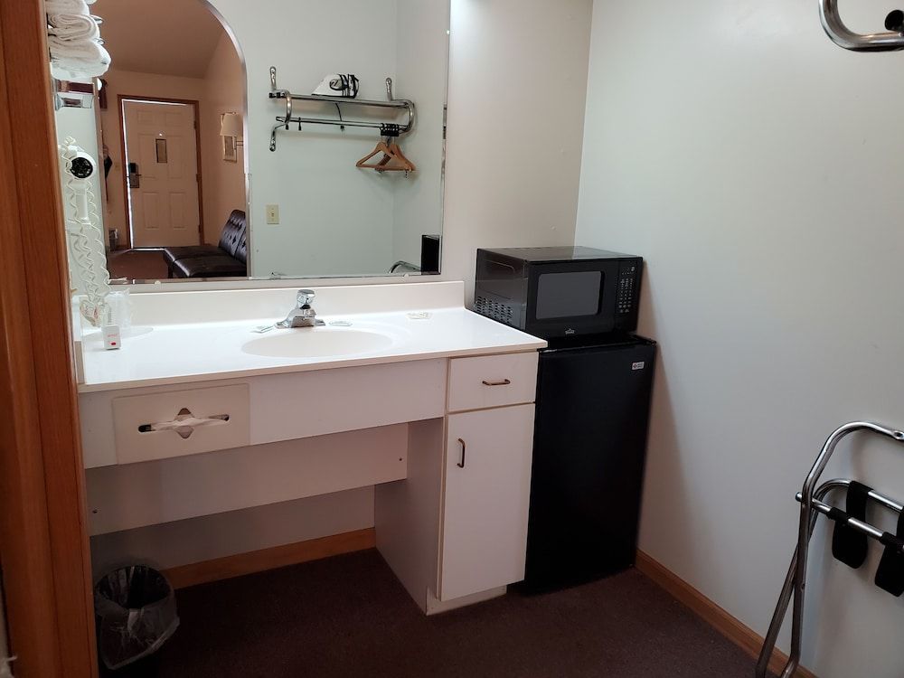 Bryan Inn Comfort Room, 1 King Bed 4