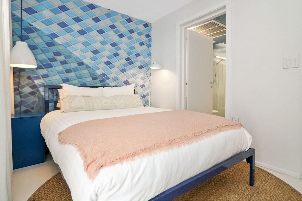 Adjacent Six Bed Five Bath Apartment