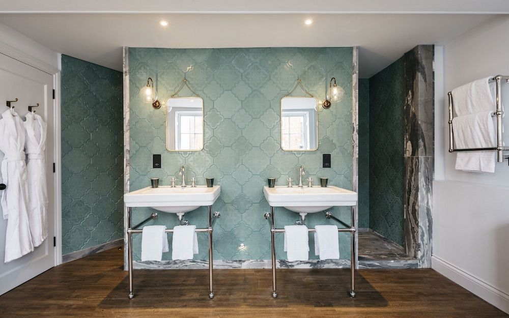 The Bower House Restaurant & Rooms Super King Room - Room 4 2