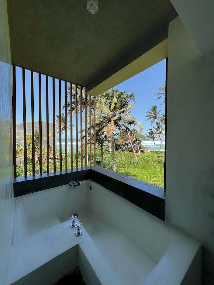 Signature Room, 1 King Bed, Partial Ocean View