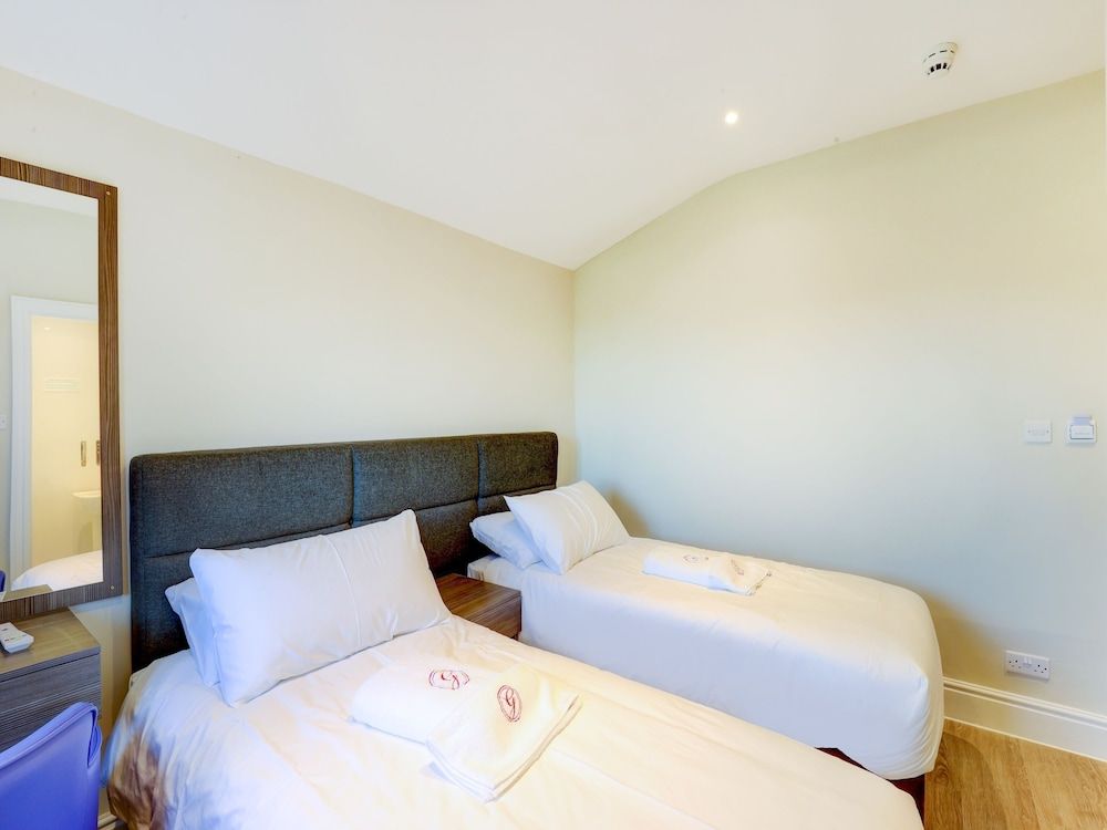 OYO The Gissons Hotel Deluxe Twin Room 2