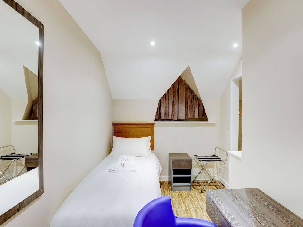 OYO The Gissons Hotel Deluxe Single Room (Verandah) 3