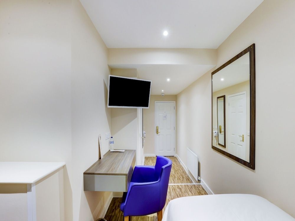 OYO The Gissons Hotel Deluxe Single Room (Verandah) 6