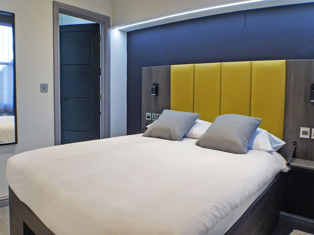 OYO Tamworth Arms Boutique Pub & Hotel Family Room, Multiple Beds 3