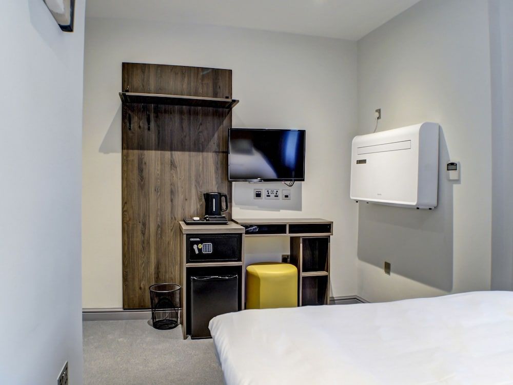 OYO Tamworth Arms Boutique Pub & Hotel Family Room, Multiple Beds 6