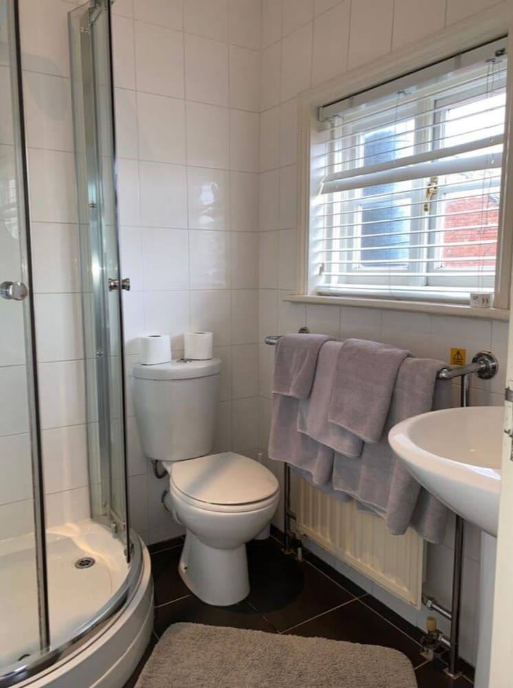 OYO Tamworth Arms Boutique Pub & Hotel Family Room, Multiple Beds 5