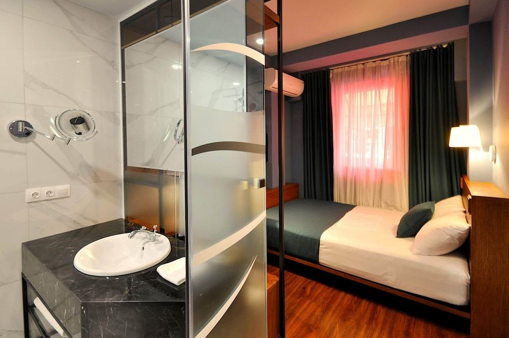 Elle Boutique Hotel Basic Double Room 3