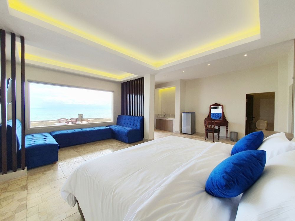 77 Sunset Plaza Premier Suite