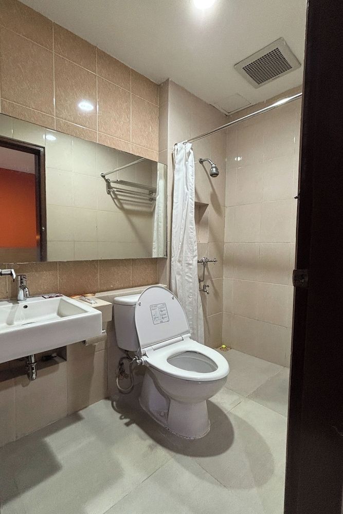 Hotel Bumi Makmur Indah Deluxe Room, 1 King Bed 5