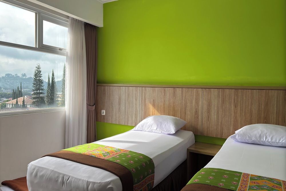 Hotel Bumi Makmur Indah Deluxe Twin Room 3
