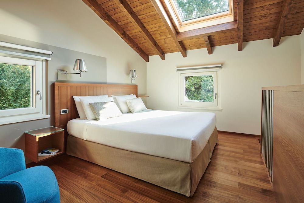 2 Story Suite, Partial Lake View