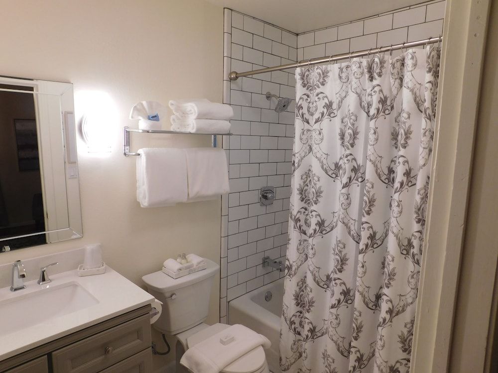 Rainbow Courts Motel Signature Single Queen 2