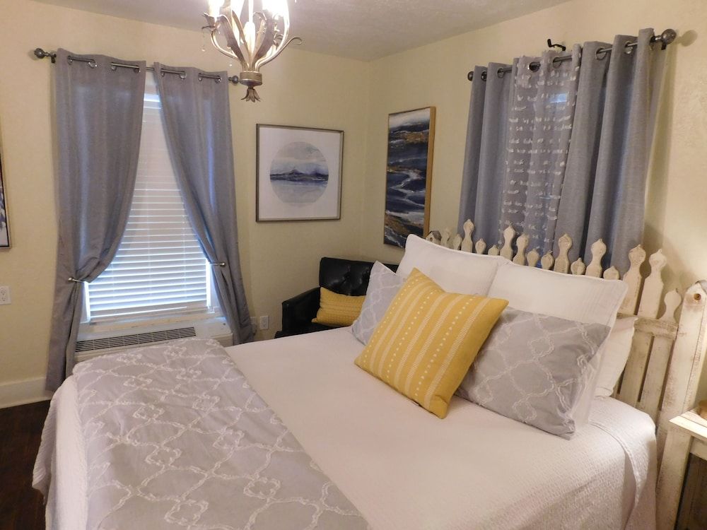 Rainbow Courts Motel Signature Single Queen