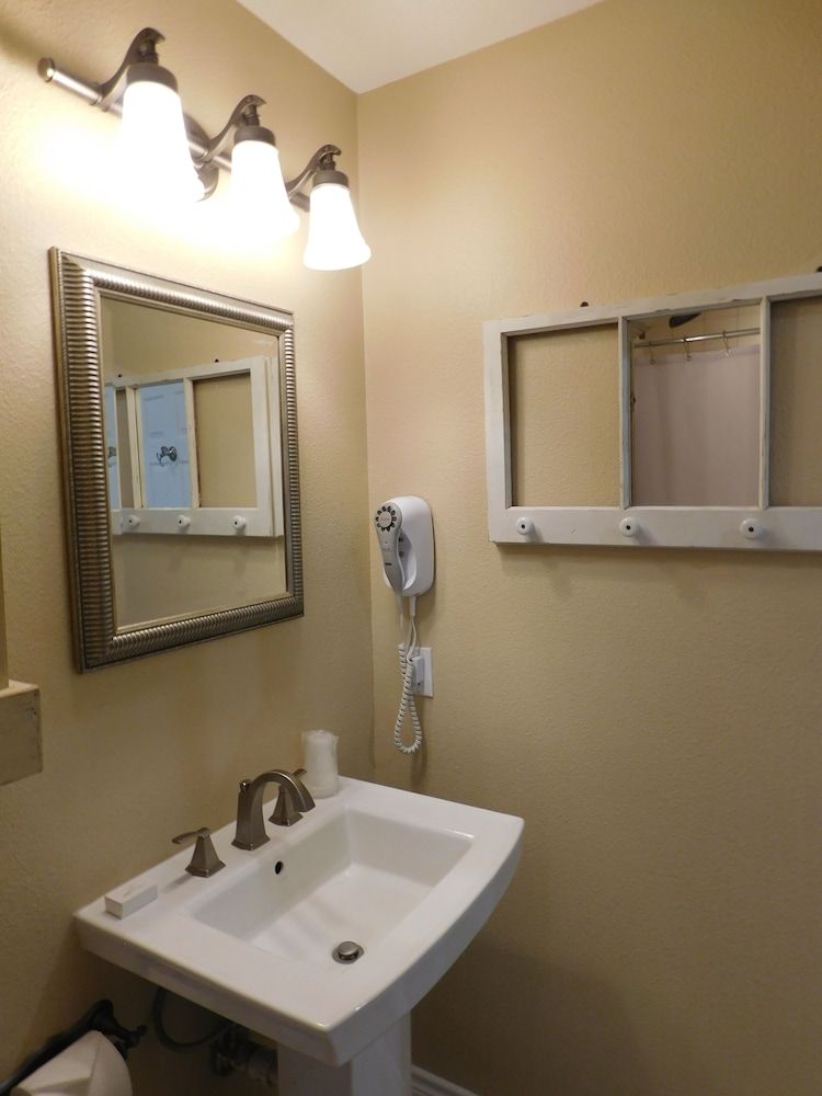 Rainbow Courts Motel 212-1 5