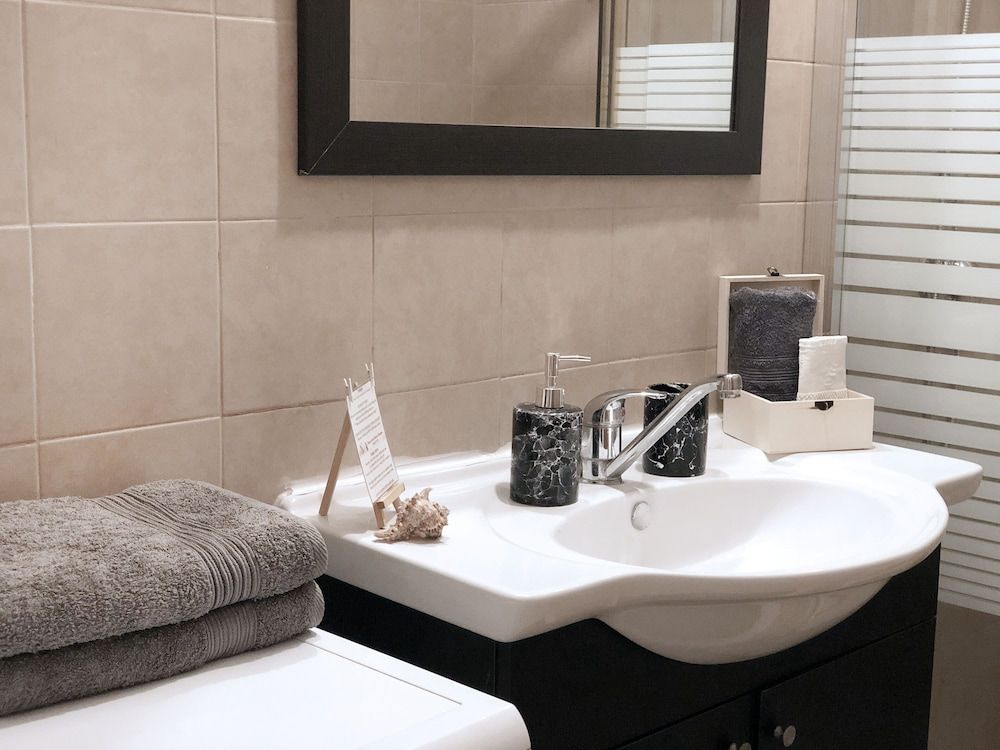 Stylish Tel Aviv Superior Suite, 1 Bedroom, Kitchen, City View 9