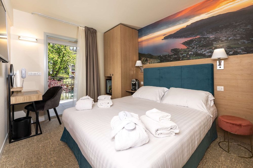 Superior Room, 1 Queen Bed, Balcony, Garden View