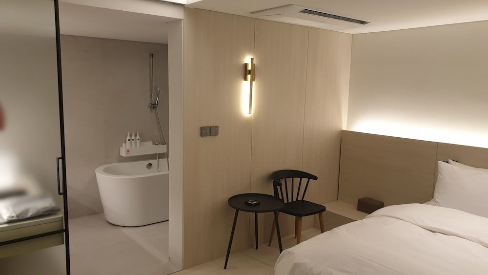 H hotel Deluxe Room 6