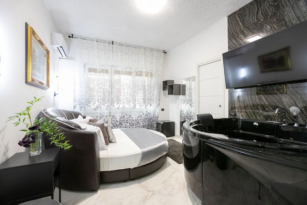 Honeymoon Suite